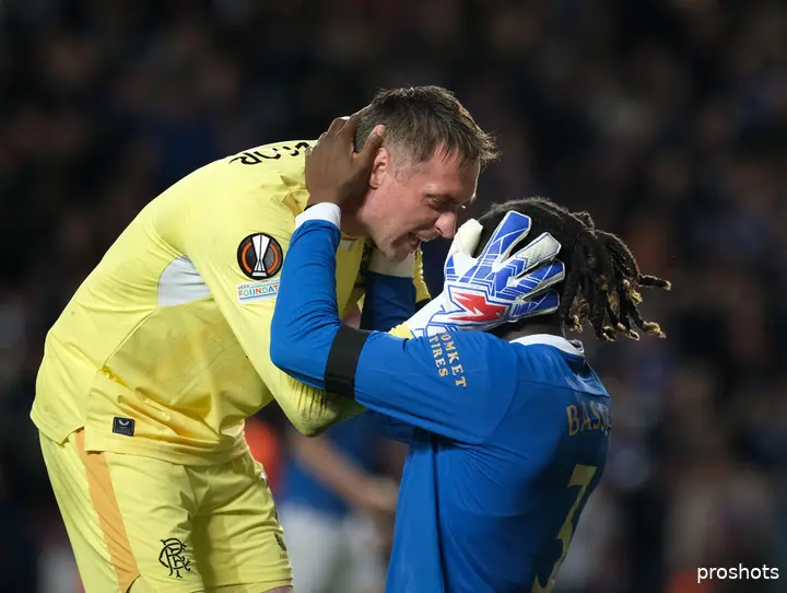 <i><b>Calvin Bassey is niet alleen bij de supporters populair: ook zijn teamgenoten waren dol op hem. Hier viert hij het bereiken van de Europa League-finale met doelman Allan McGregor.</b></i>
