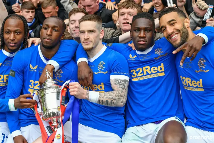 <b><i>Calvin Bassey viert de winst van de Schotse beker met zijn teamgenoten. Tijdens die wedstrijd stuurde hij drie verdedigers van tegenstanders Hearts het bos in, zo vertelt Rangers FC NL.</i></b>