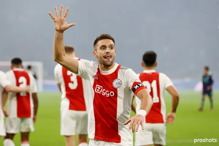 <b><i>Dusan Tadic wilde het even duidelijk maken: 5-0 voor Ajax in het seizoen 2021/22.</i></b>