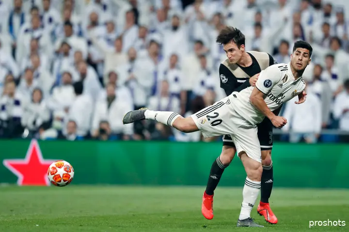 5 maart 2019: Nico was erbij op die legendarische avond, begint maart 2019. Ajax poetst een 1-2 achterstand tegen regerend Champions League-winnaar Real Madrid weg en droogt de Madrilenen af met 1-4. Tagliafico liet zich tegen Real Madrid zien met onuitputtelijke rushes en scherp verdedigingswerk. Dat merkt ook Marco Asensio hier, die de kuitenbijter maar niet van zich af weet te houden. Wie het duel wint? Tagliafico natuurlijk.