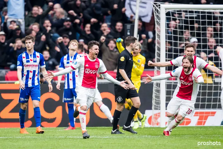 11 maart 2018: Tagliafico kan niet alleen messcherp verdedigen, maar draagt ook zijn steentje bij in de aanval. Precies zoals de toen nog nieuwe trainer Erik ten Hag graag wilde zien. Hier scoort hij zijn eerste goal in het shirt van Ajax, de 2-1 tegen sc Heerenveen. Het zou later nog 4-1 worden.
