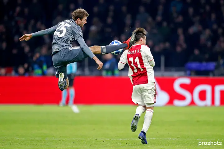 12 december 2018: een regelrechte aanslag van Thomas Müller op het hoofd van Tagliafico, tijdens Ajax - Bayern München (3-3). De Ajacied loopt hierbij een flinke hoofdwond op, maar voetbalt door. Gelukkig maar, want in de ronduit bizarre slotfase (95e minuut!) scoort de gewonde Tagliafico de 3-3. Tevens pakt hij geheel in stijl nog een gele kaart.