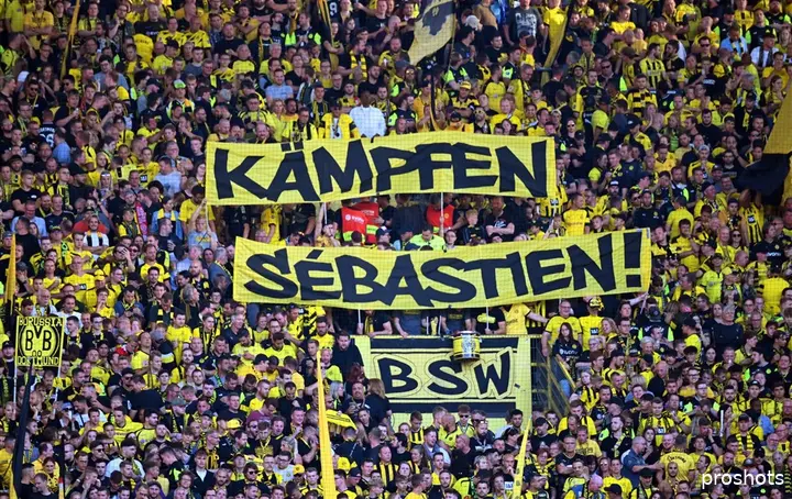 <b><i>De supporters van Borussia Dortmund steunen Sébastien Haller.</i></b>