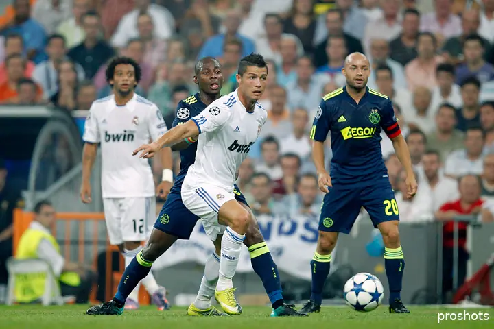 Eyong Enoh probeert Cristiano Ronaldo van de bal te houden in een Champions League-duel met Real Madrid in 2010.