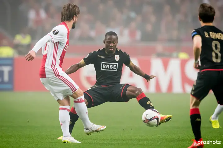 Eyong Enoh terug in de Johan Cruijff ArenA, in de Europa League in duel met Lasse Schöne.