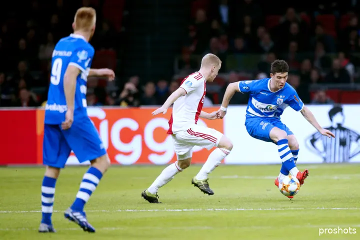 <i><b>Pelle Clement met zijn toenmalige club PEC Zwolle in actie tegen het Ajax van Donny van de Beek.</b></i>