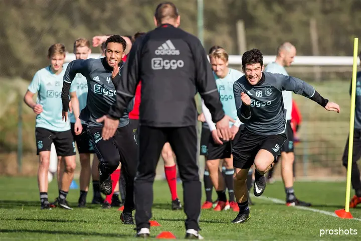 <b><i>Pelle Clement met Ajax op trainingskamp in Portugal. Hier vecht hij een sprintduel uit met Jaïro Riedewald.</i></b>