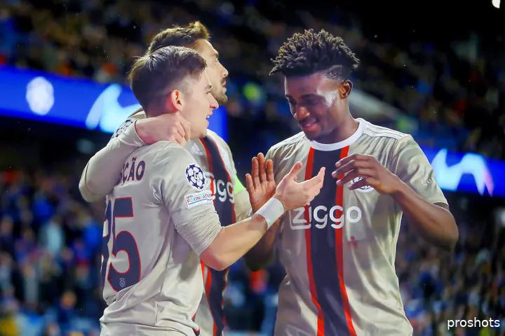 Het Daily Paper-shirt van Ajax kent twee verhaallijnen: 'De voetbalpleintjes van Amsterdam en de pan-Afrikaanse kleuren.'