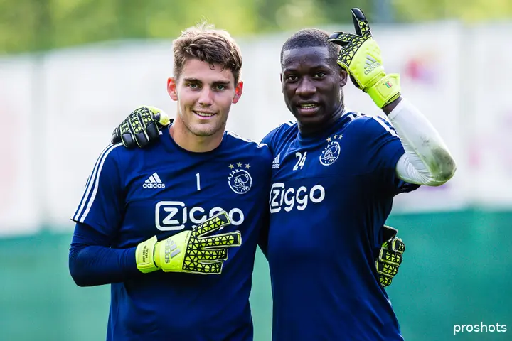 <b><i>Mickey van der Hart in zijn Ajax-tijd met André Onana. Laatstgenoemde kreeg de kans in Amsterdam en groeide uit tot één van de beste keepers in de clubhistorie.</i></b>