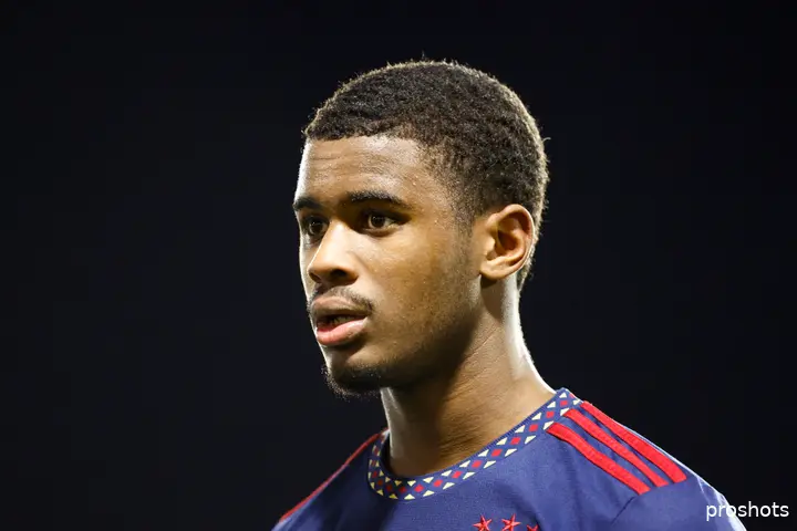 Jorrel Hato, voor de winterstop de aanvoerder van Ajax O18 en één van de grote uitblinkers dit Youth League-seizoen, was in Portugal niet van de partij.