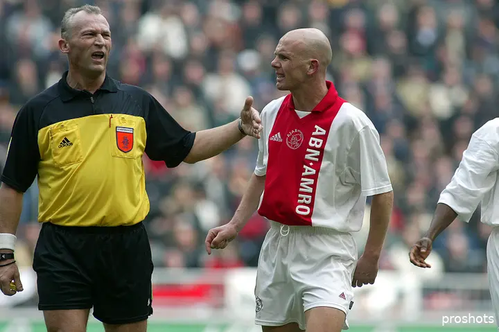 <b><i>Van Halst speelde als Ajacied zelf één Klassieker. Destijds eindigde het duel in 1-1. Voor de komende Klassieker heeft Van Halst minder vertrouwen in een goed resultaat voor Ajax. 'Zie Feyenoord als favoriet voor deze wedstrijd.'</i></b>