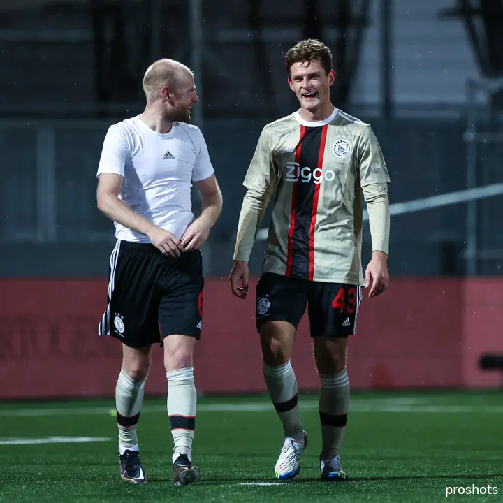 'Bij Ajax 1 is Olivier goed opgevangen door Davy Klaassen.&nbsp;Klaassen stelt hem op zijn gemak en aan hem kan Olivier dingen vragen als hij iets niet weet.'