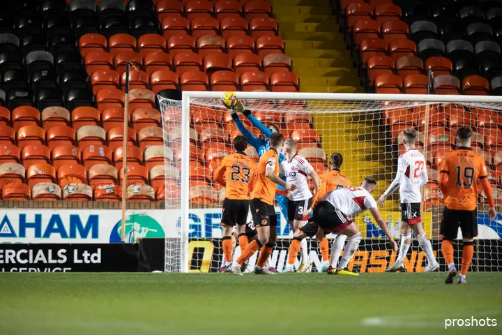 Jay Gorter maakte een belangrijke redding voor Aberdeen. In Schotland, waar het voetbal meer fysiek is, stapt hij uit zijn comfortzone. 'Ik wilde mij meer focussen op dingen als voorzetten.'