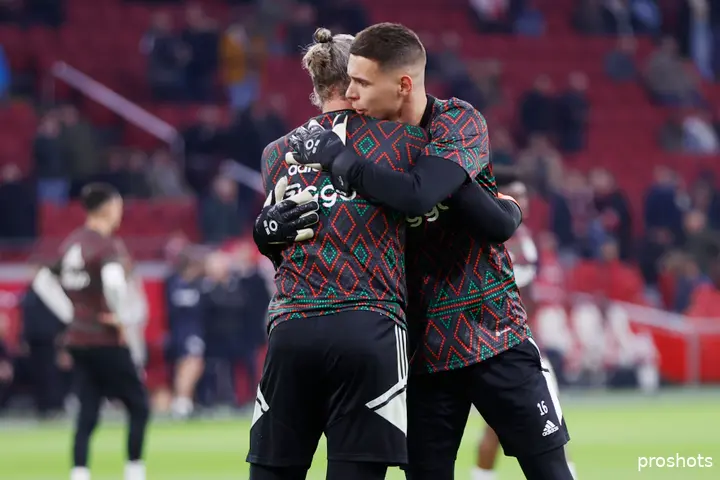 Jay Gorter met zijn teamgenoot Remko Pasveer. Ajax zou het contract van Pasveer willen verlengen, terwijl de club naar verluidt ook een derde keeper wil aantrekken. 'Ik ga heel open de zomer in en dan gaan we kijken hoe Ajax het wil invullen.'