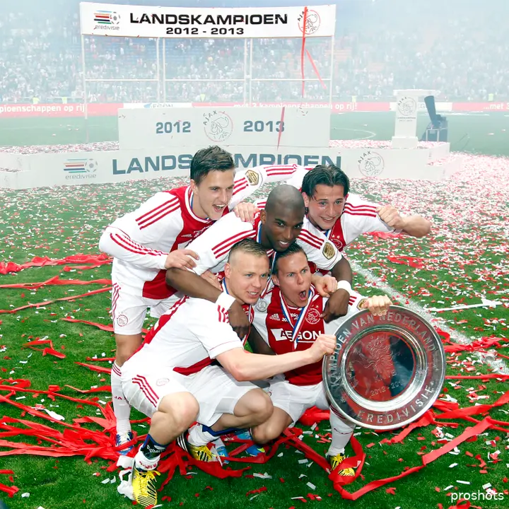 Niklas Moisander viert zijn eerste landstitel bij Ajax, samen met Joël Veltman, Ryan Babel, Mitchell Dijks en Kolbeinn Sigthórsson.&nbsp;‘Dat was voor mijn familie en mij echt het mooiste moment uit mijn tijd bij Ajax.’
