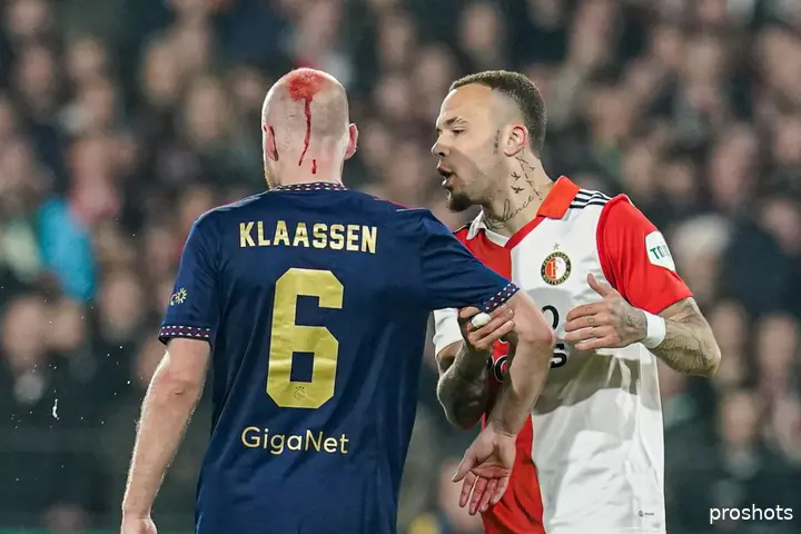 Davy Klaassen beslist de bekerwedstrijd tegen Feyenoord in 2023, maar is ook het slachtoffer van iemand op de tribune.