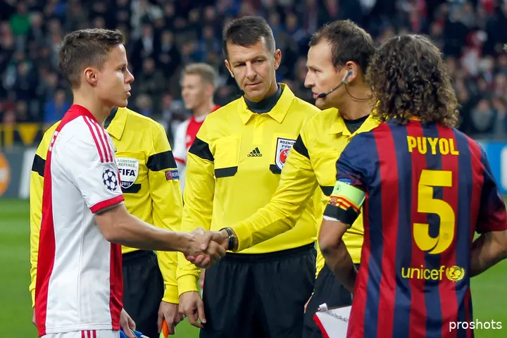 Niklas Moisander speelde diverse Europese wedstrijden met Ajax. Tijdens de gewonnen thuiswedstrijd tegen FC Barcelona (2-1) droeg de Fin de aanvoerdersband. ‘Dat was een bijna perfecte wedstrijd van onze kant.’