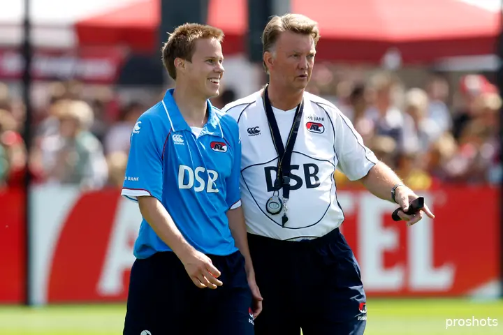 Niklas Moisander en Louis van Gaal tijdens een training van AZ.&nbsp;‘Hij was heel direct en heel eerlijk. Hij is de beste trainer die ik ooit gehad heb.’