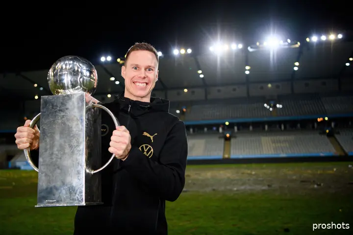 Niklas Moisander is sinds 2021 speler van Malmö FF. In zijn eerste jaar werd hij gelijk landskampioen met de club.&nbsp;‘Het voelt echt als het Ajax van Zweden. Wij willen altijd kampioen worden en de mensen verwachten dat ook.’&nbsp;