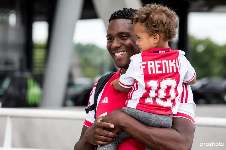 <b><i>Resley met zijn zoon Frenky-Dean op de Open Dag van Ajax in 2016.</i></b>