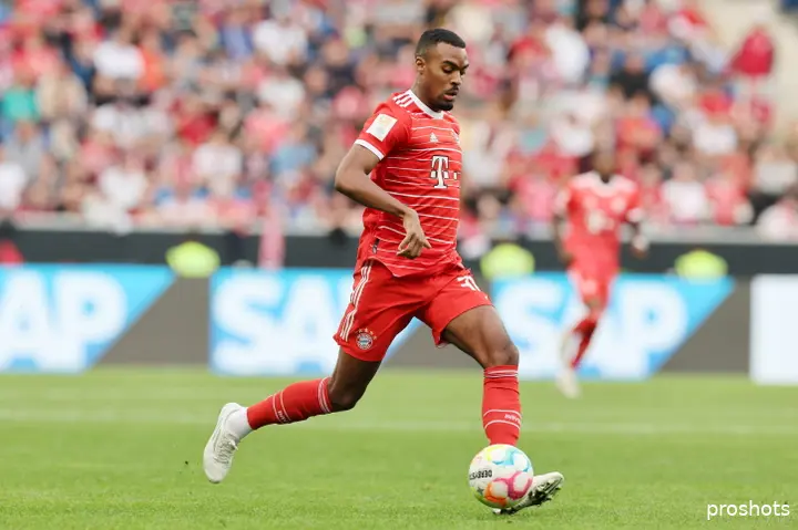 Gravenberch speelt weinig na zijn transfer van Ajax naar Bayern München, maar hij vindt niet dat hij te vroeg is vertrokken uit Amsterdam. 'Iedereen heeft er een mening over, maar als ik eerlijk ben interesseert dat mij niet.'