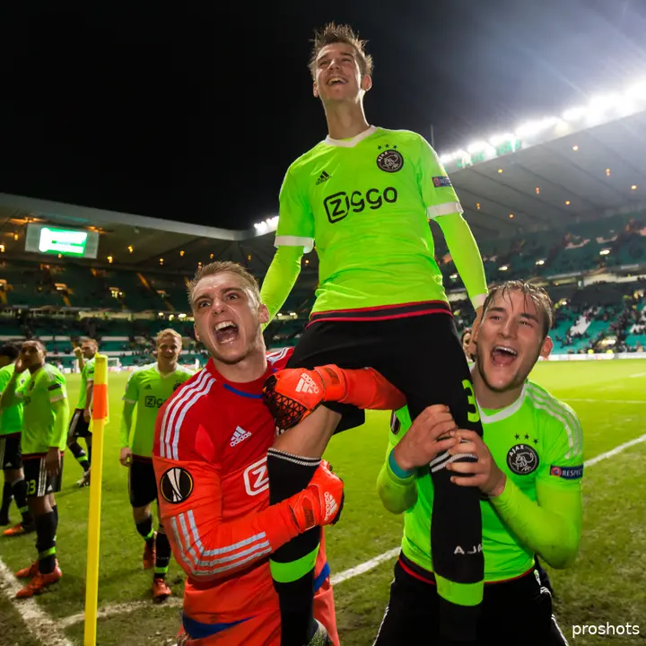 Cerny op de schouders bij Jasper Cillessen en Nemanja Gudelj na zijn winnende doelpunt op bezoek bij Celtic. Door blessureleed blijft zijn grote doorbraak bij Ajax uiteindelijk uit. 'Na mijn blessures bij Ajax wist ik dat het lastig zou worden om nog door te breken'