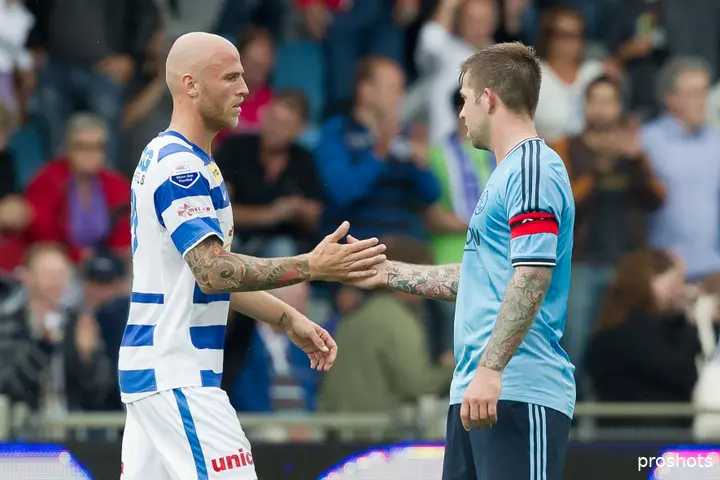 Yuri Rose als speler van De Graafschap met toenmalig Ajacied Theo Janssen.