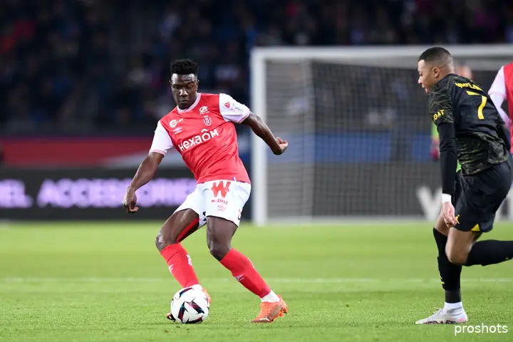 <b><i>Matusiwa in actie tegen Paris Saint-Germain (1-1). De Franse superster Kylian Mbappé heeft het nakijken.</i></b>