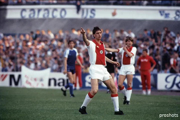 Het aanleggen van 'veld 14' is naast de functionaliteit een mooi eerbetoon aan Johan Cruijff.