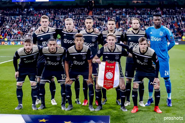 Het succesvolle Ajax-team dat in maart 2019 op bezoek bij Real Madrid met 1-4 wist te winnen. Bovenste rij van links naar rechts: Matthijs de Ligt, Donny van de Beek, Noussair Mazraoui, Dusan&nbsp;Tadić, Daley Blind, André Onana. Onderste rij van links naar rechts: Lasse Schöne, Hakim Ziyech, David Neres, Frenkie de Jong en Nicolás Tagliafico.