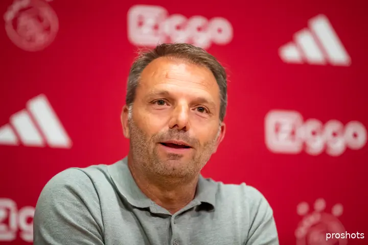 <b><i>Maurice Steijn tijdens zijn eerste persconferentie als trainer van Ajax.</i></b>