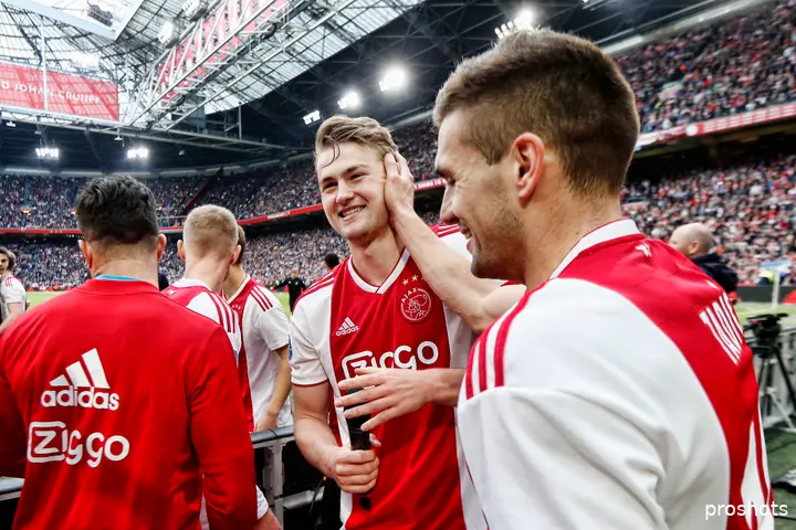 Matthijs de Ligt en Dusan&nbsp;Tadić vieren het virtuele kampioenschap in het seizoen 2018-2019. Ajax won in eigen huis met 4-1 van FC Utrecht en kon de 34e landstitel daardoor bijna niet meer mislopen.&nbsp;‘Als ik de meest invloedrijke spelers waarmee ik gespeeld heb, zou moeten noemen, dan zit Dusan  daar zeker bij’, vertelt De Ligt.<br>