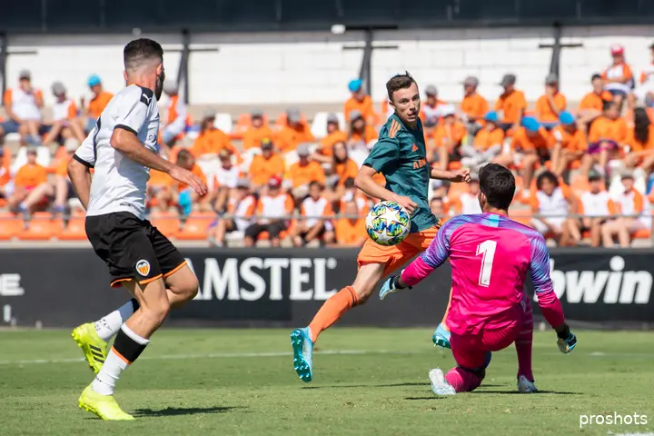 Een prachtige herinnering voor Regeer in het shirt van Ajax. In de Youth League scoorde hij een hattrick tegen Valencia (1-5).&nbsp;