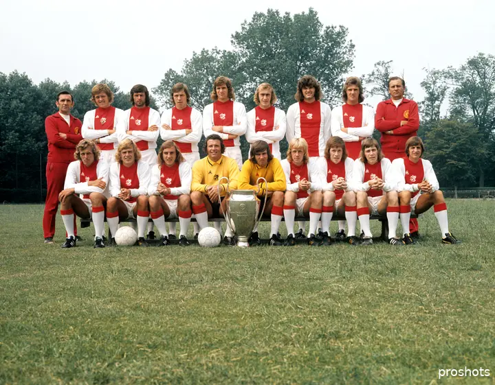 De teamfoto van Ajax van het seizoen 1973/74. Johnny Rep zit gehurkt op de onderste rij als tweede van links.