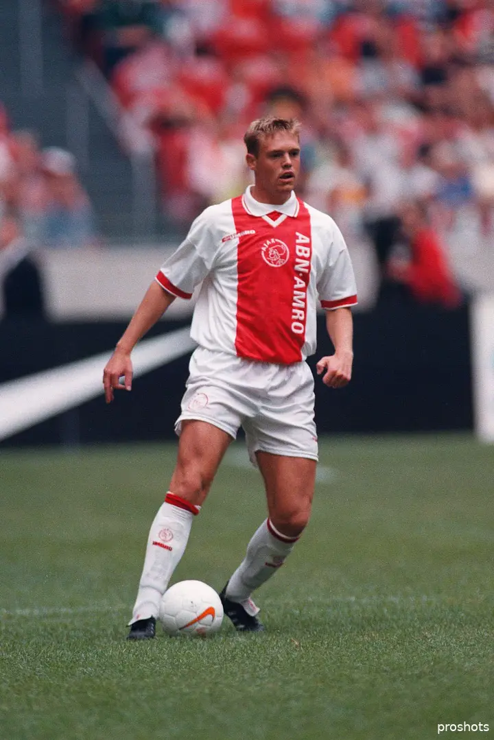 Ole Tobiasen in het shirt van Ajax. De Deense rechtsback werd ineens teamgenoot van&nbsp;Michael Laudrup. 'Hij kwam binnen en toen dacht ik: Kent hij me überhaupt? Weet hij wel wie ik ben? Hij zei: Hoi Ole. Maar dat weet je van tevoren niet, haha.'