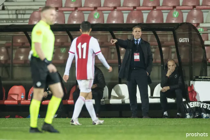 Ole Tobiasen als trainer van Almere City tijdens de uitwedstrijd tegen Jong Ajax.&nbsp;‘Waarom ik daar werd ontslagen? Ik heb nog steeds geen idee. Maar dat ontslag heeft wel wat gekost in mijn trainerscarrière, terwijl ik het top had gedaan.’