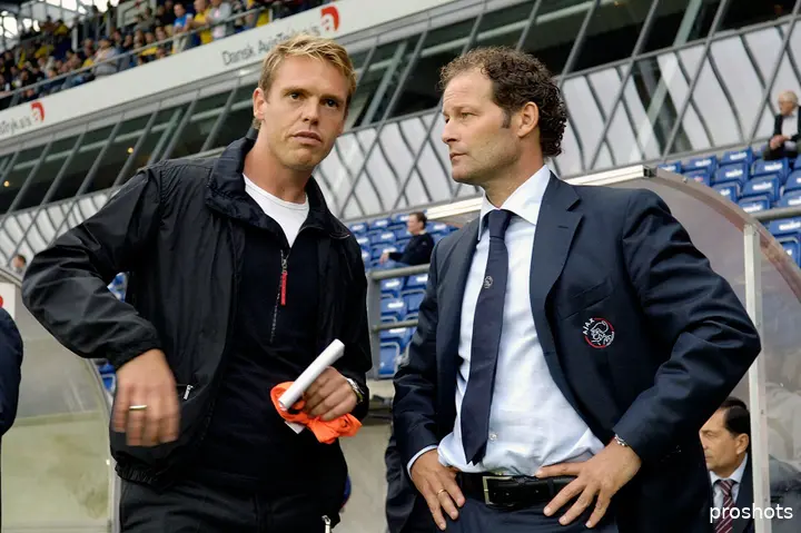 Ole Tobiasen en Danny Blind op 10 augustus 2005. Ajax speelde die dag tegen&nbsp;Brøndby IF in de voorronde van de Champions League.