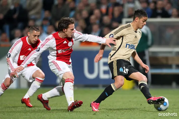 <i><b>Robbert Schilder namens Ajax in actie tegen Olympique Marseille in de Europa League.</b></i>