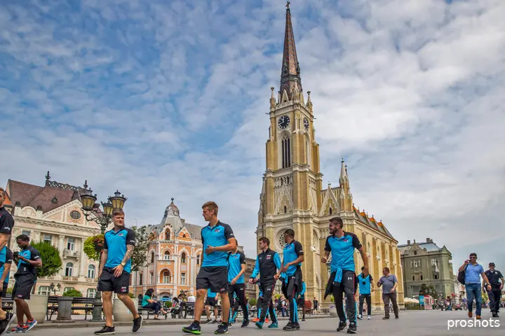 <b><i>AZ speelde in de zomer van 2016 tegen FK Vojvodina. Hier lopen de spelers van de Alkmaarders door het centrum van Novi Sad.</i></b>