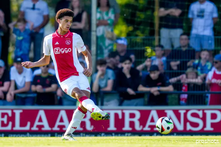Aaron Bouwman mocht tegen Al-Wasl zijn officieuze debuut maken voor Ajax 1. De zestienjarige verdediger hield zich aan de bal redelijk staande, maar kan meer wedstrijdervaring bij Jong Ajax goed gebruiken.