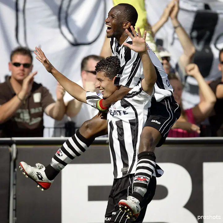 Kwame Quansah op de rug bij Karim Bridji, waarmee hij eerder samenspeelde in de jeugd van Ajax. Bridji: 'Toen ik in de jeugd met hem speelde was Kwame echt een vent en een kop groter, maar toen we later bij Heracles speelden was ik de grote van de twee.'