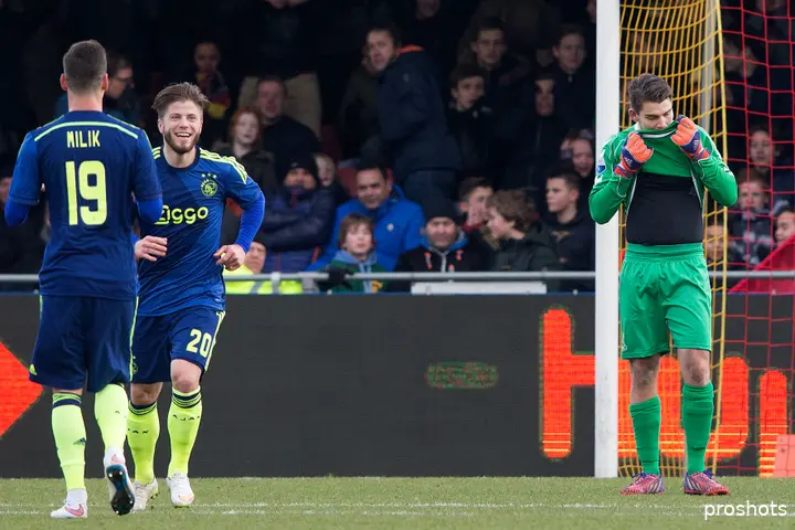 Het ergste dat je als doelman kan overkomen, overkomt Mickey van der Hart uitgerekend tegen Ajax. Een polletje zorgt ervoor dat de doelman mistrapt, waarddor Ajax met 1-2 wint op bezoek bij Go Ahead Eagles.