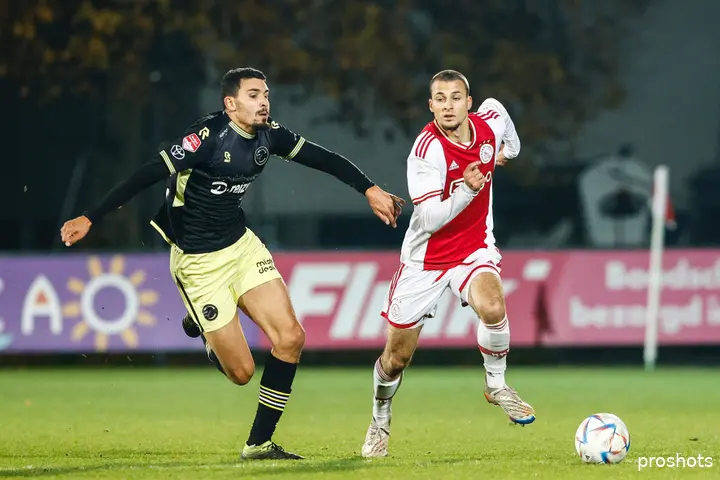 Milovanović is&nbsp;Faris Hammouti van FC Den Bosch te snel af.