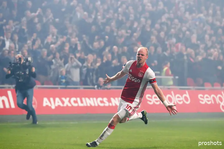 Davy Klaassen juicht op kenmerkende wijze na zijn goal tegen PSV in december 2016.