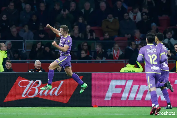 <b><i>Damon Mirani scoort tegen Ajax namens FC Volendam. Het duel eindigt in een 1-1 gelijkspel en vlak na de wedstrijd wordt trainer Alfred Schreuder ontslagen.</i></b>