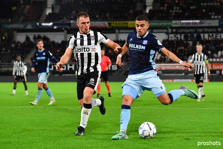 <b><i>Damon Mirani namens Heracles Almelo in actie tegen sc Heerenveen. Dit duel eindigde in een 2-1 zege voor de club uit Almelo.</i></b>