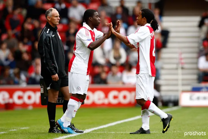 Sarpong geeft aan nog altijd goed contact te hebben met een aantal oud-teamgenoten onder wie Urby Emanuelson, momenteel assistent-trainer van Jong Ajax.