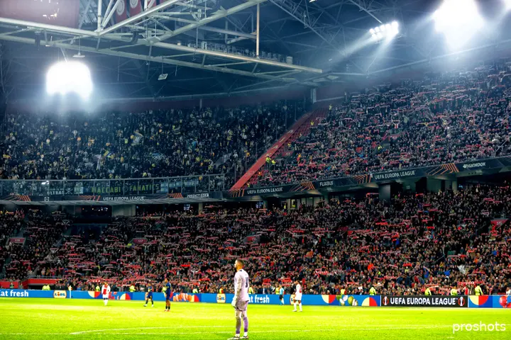 <i>In het stadion was het nog feest door de 5-0 zege van Ajax op Maccabi Tel Aviv.&nbsp;</i>