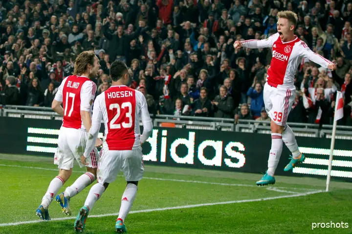 <b><i>Viktor Fischer is trefzeker tijdens Ajax - PSV in december 2012. Ajax won destijds met 3-1!</i></b>