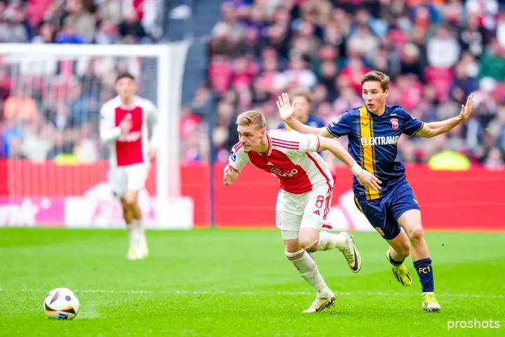 <b><i>Carel Eiting namens FC Twente in actie tegen Ajax tijdens het vorige seizoen.</i></b>